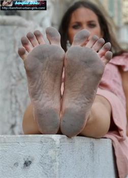 Dirtysoles. Urban barefoot. Urban feet. Ameli barefoot. Barefoot Urban Swain.